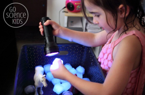 https://gosciencekids.com/wp-content/uploads/2016/02/investigating-glowing-tonic-ice-cubes-with-a-UV-flashlight-fun-science-play-for-kids.jpg